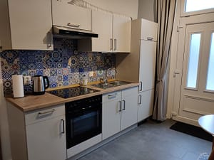 Küchenzeile mit Herd, Spüle und Kühlschrank