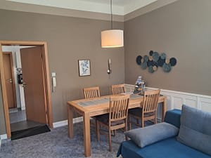 Essecke im Wohnzimmer mit großem Tisch und vier Stühlen