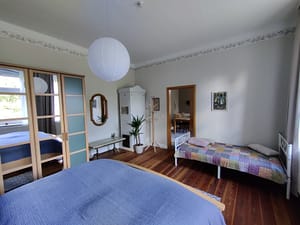 Schlafzimmer mit zusätzlichem Einzelbett
